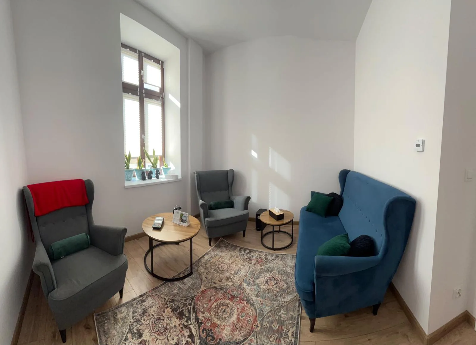 Gabinet psychoterapii – fotele, sofa i stoliki przy oknie